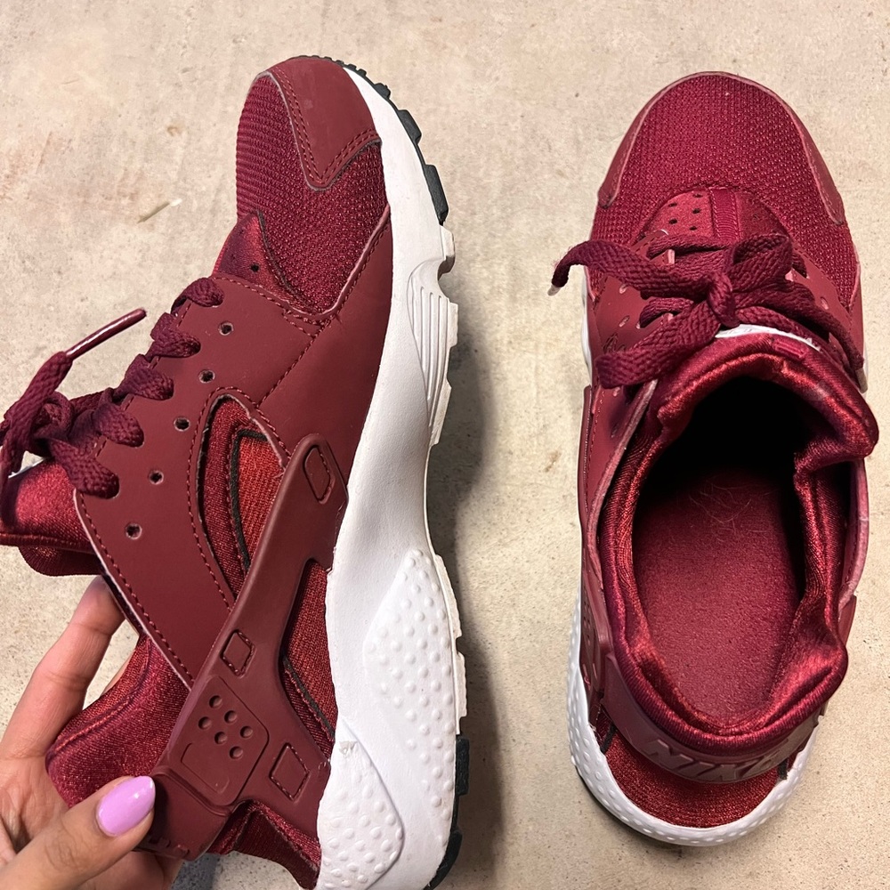 Nike Kids Burgundy and White huarache Sneakers